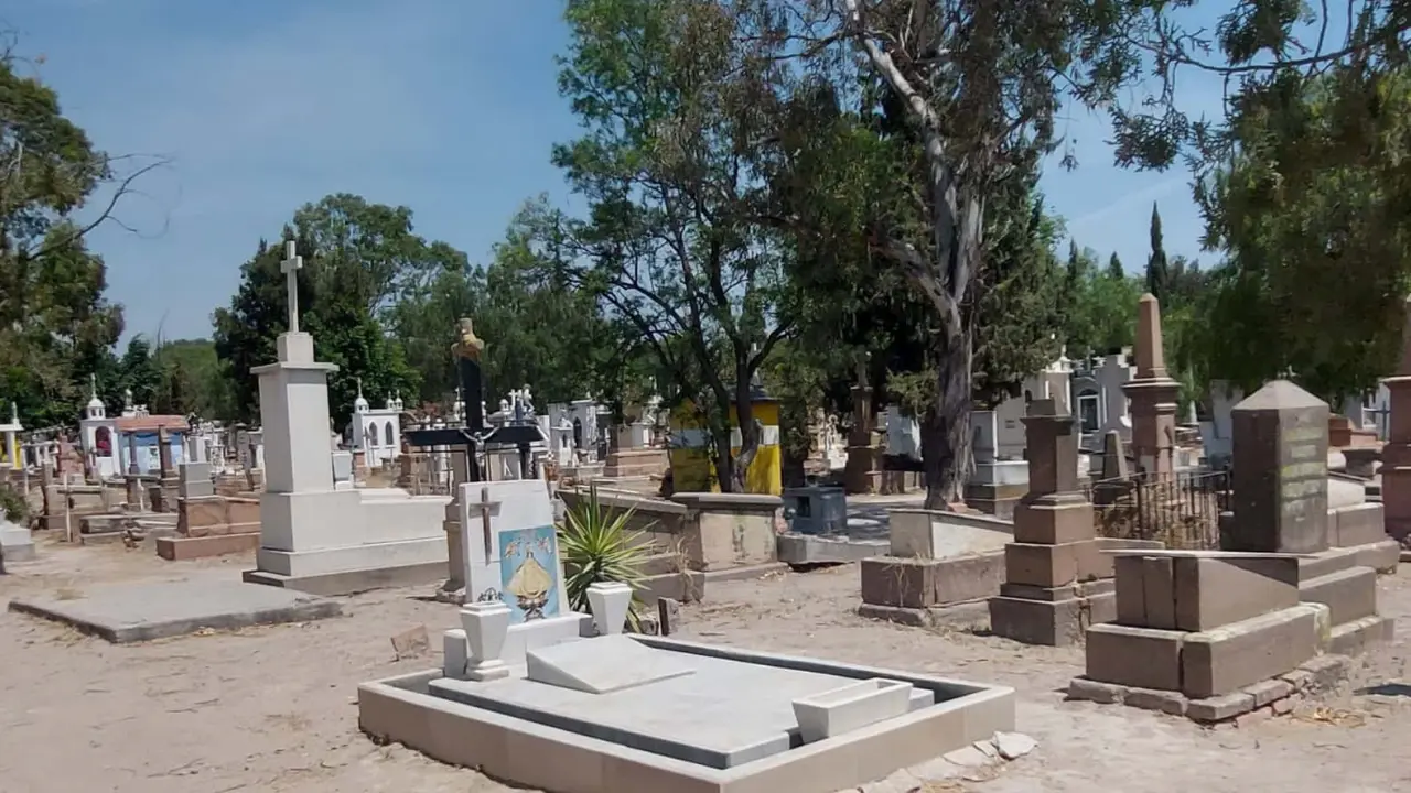 Alistan Panteón del Saucito por Día de Muertos