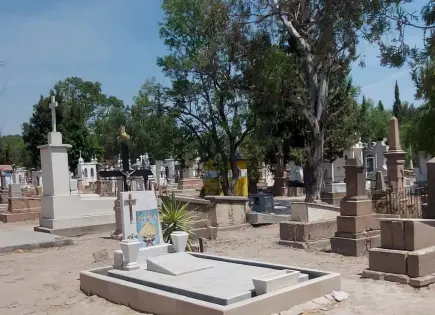 Alistan Panteón del Saucito por Día de Muertos