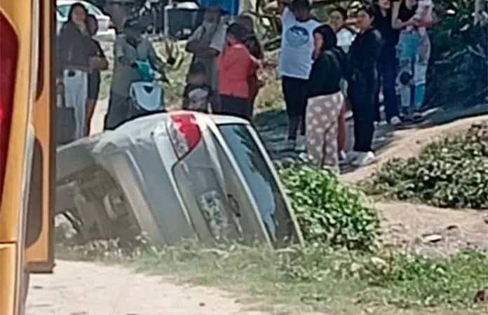 Aveo cayó a un canal en Chimalhuacán.
