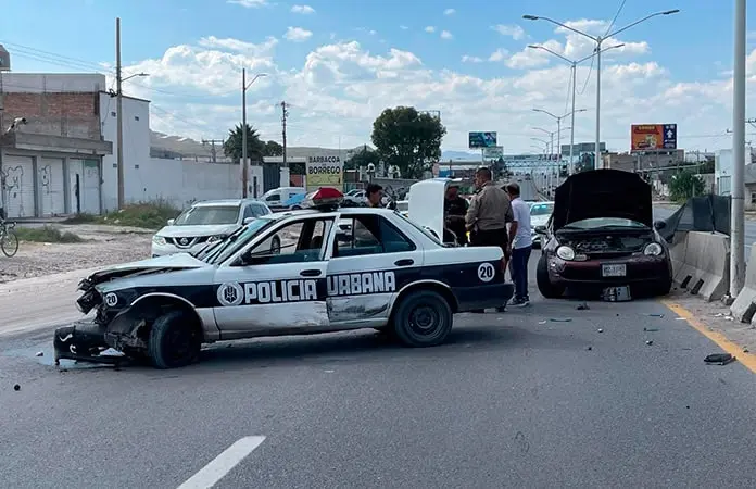 Choca patrulla contra muro de concreto