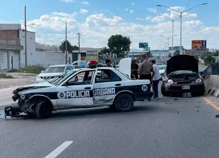 Choca patrulla contra muro de concreto