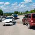 Chocan camioneta y auto, un lesionado