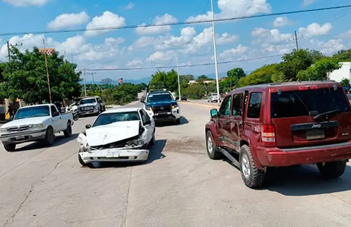 Chocan camioneta y auto, un lesionado