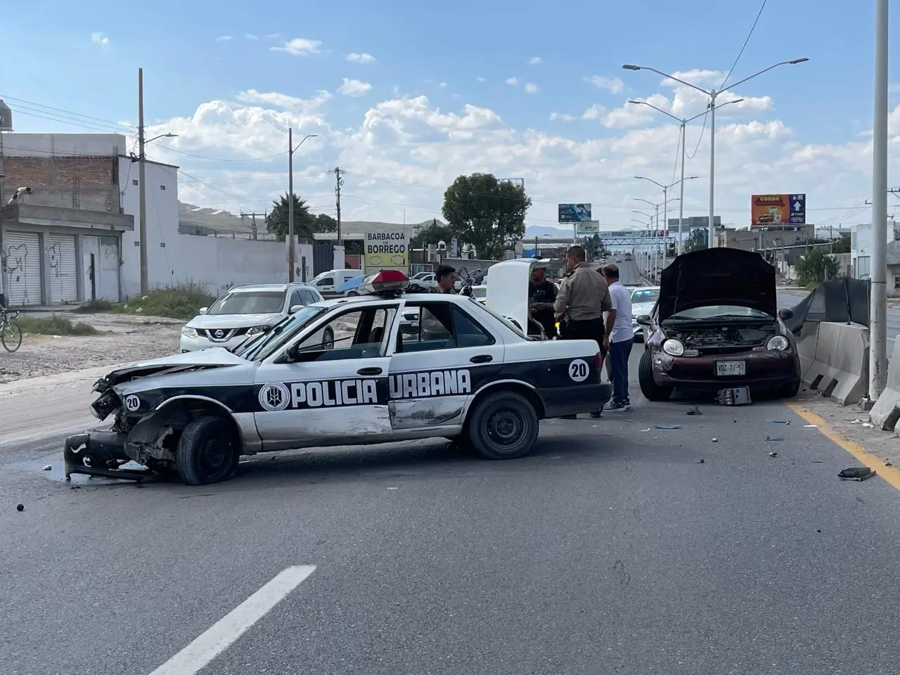 Patrulla choca contra muro y auto en el Circuito Potosí