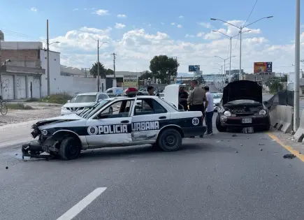 Patrulla choca contra muro y auto en el Circuito Potosí