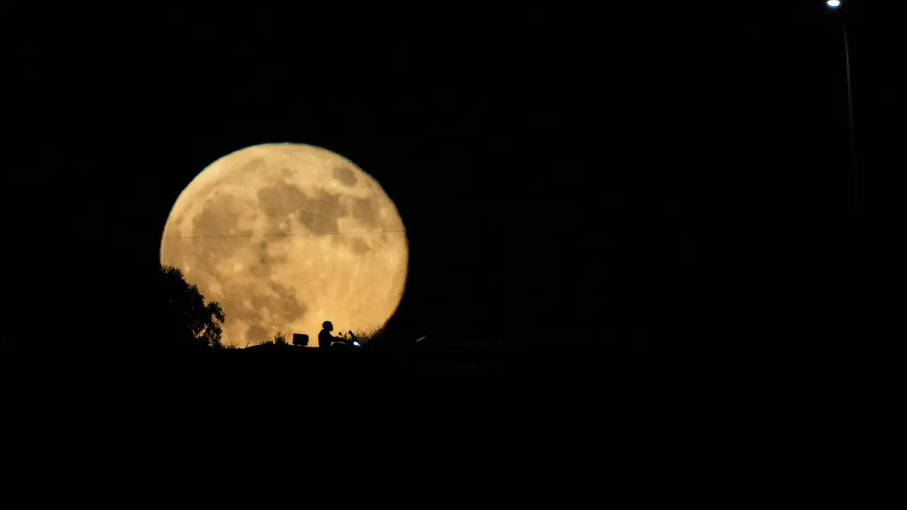 Superluna ilumina el cielo nocturno de octubre