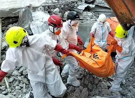 Asciende a 61 el número de muertos por derrumbe en una escuela de Indonesia