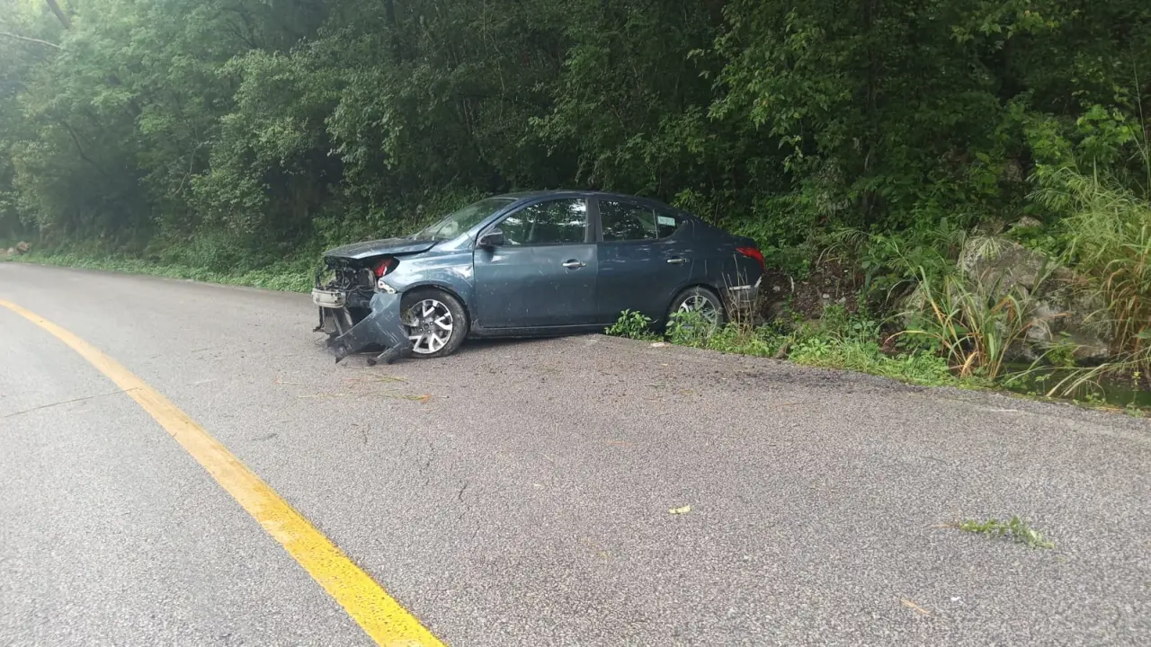 Auto se estrella contra un cerro en la carretera Valles–Ríoverde; saldo blanco