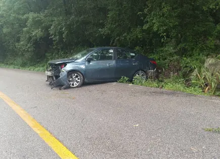 Auto se estrella contra un cerro en la carretera Valles–Ríoverde; saldo blanco