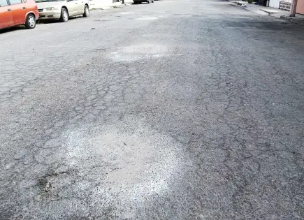 Fotos | En la Aviación, los vecinos arreglan los baches