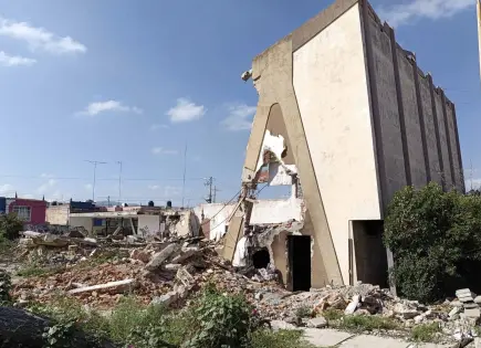 Buscan a dueños de inmueble a punto de caer en Alamitos