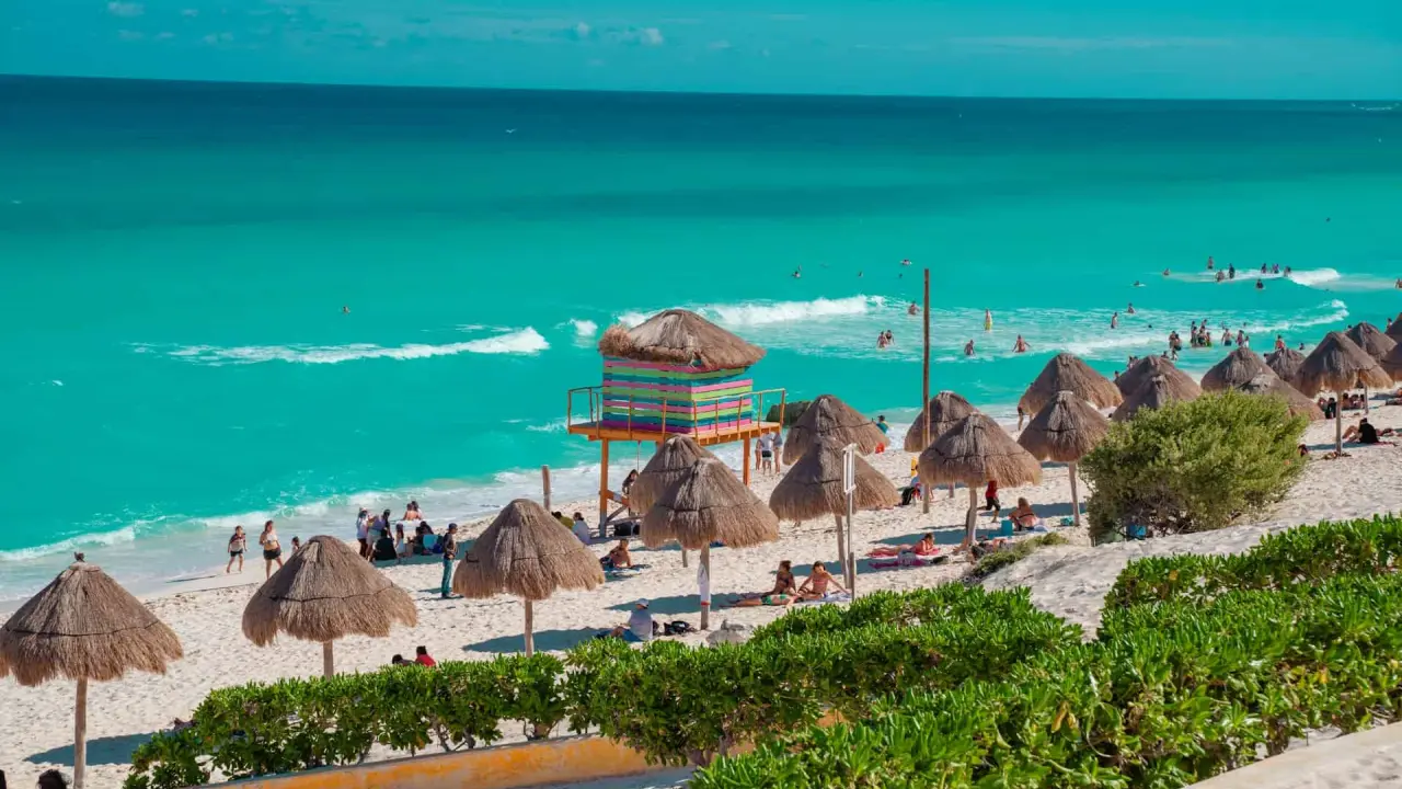 Extranjero y taxista se enfrentan en Playa del Carmen