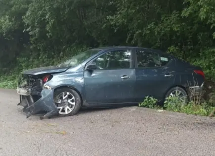 Choca auto contra cerro en la carretera libre Valles–Rioverde