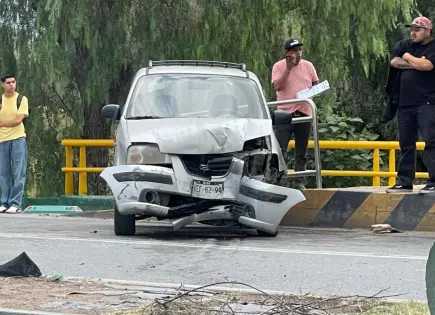 Conductora queda herida tras choque con poste de CFE