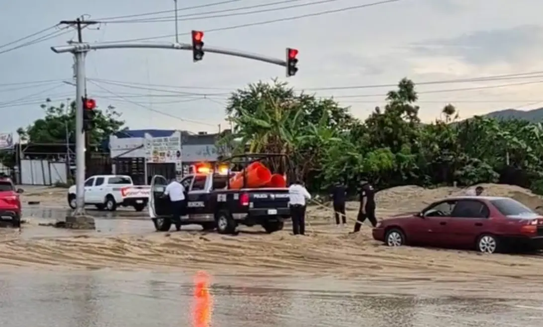 Deslaves y lluvias afectan Los Cabos por huracán "Priscila"