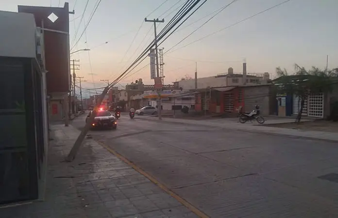 Impacta auto contra poste