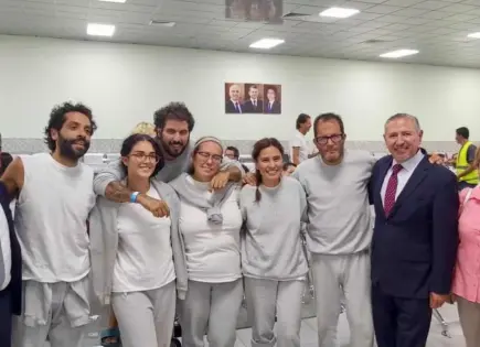 Salen de Israel los seis mexicanos detenidos por llevar ayuda humanitaria a Gaza