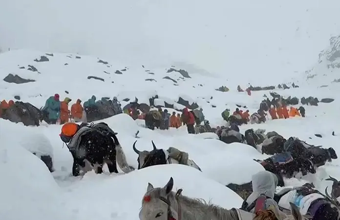 Senderistas describen una noche de nieve y hielo en el Everest