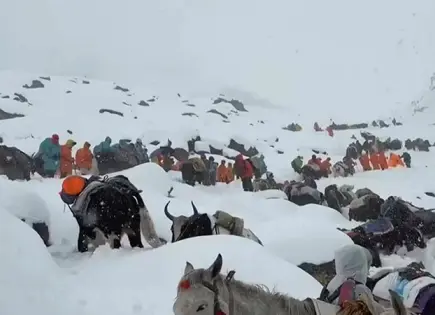 Senderistas viven acnoche entre hielo