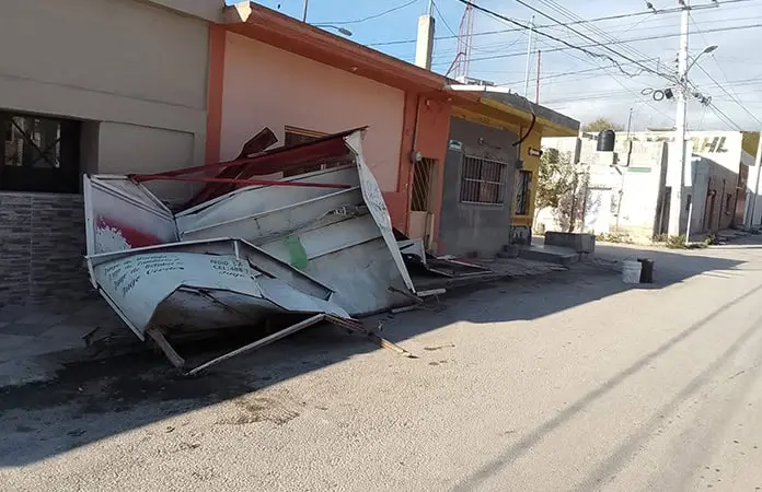 Vehículo destroza un puesto de jugos