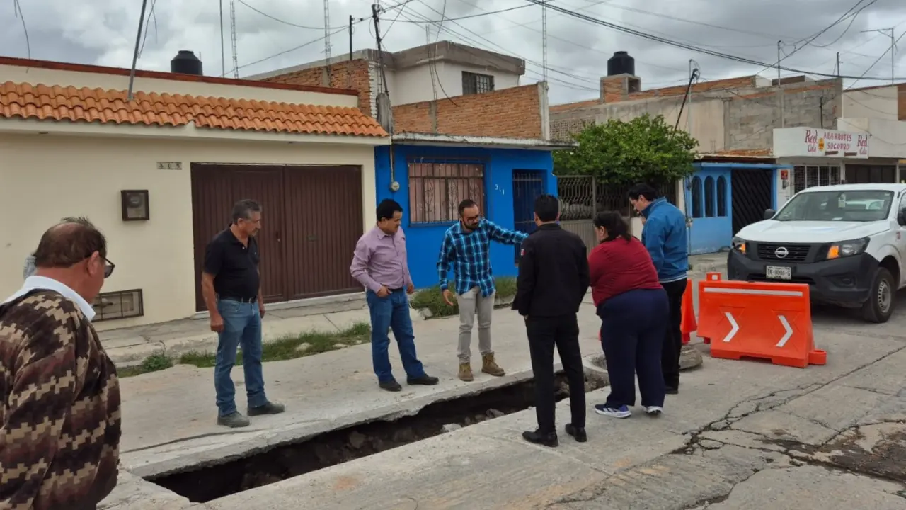 Explican a vecinos trabajos de reparación de drenaje en Fresnos