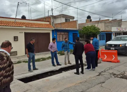 Explican a vecinos trabajos de reparación de drenaje en Fresnos