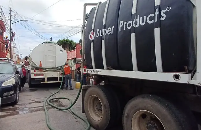 Camión de desazolves provoca tráfico en la Z.C.
