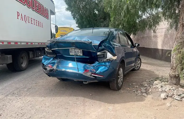 Choque por alcance deja fuertes daños materiales