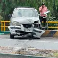 Joven resulta herida al chocar contra poste Joven resulta herida al chocar contra poste