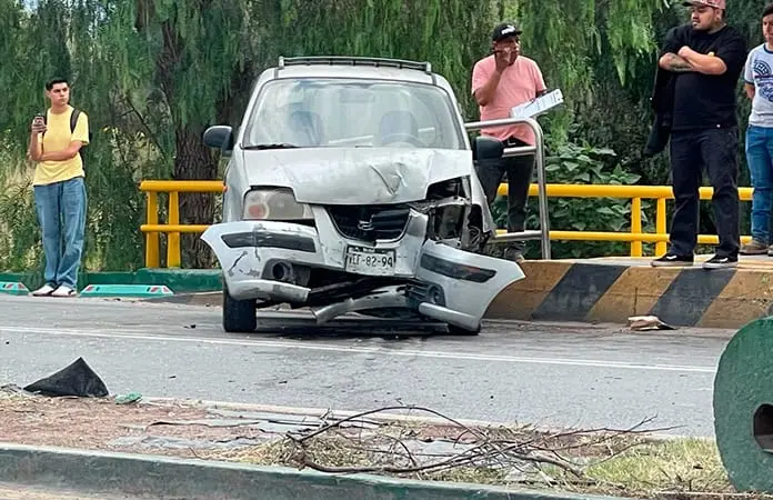 Joven resulta herida al chocar contra poste