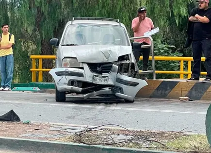 Joven resulta herida al chocar contra poste