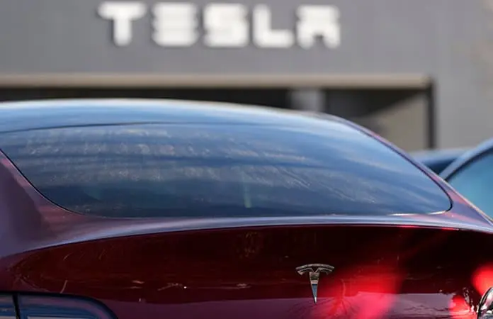 Lanza Tesla versiones de autos más económicas