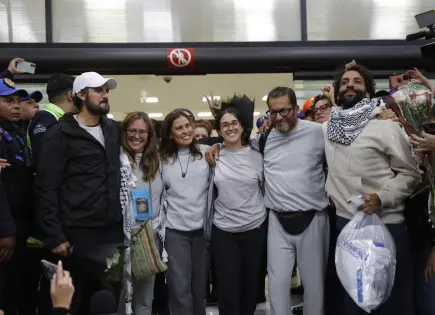 Llegan a México seis mexicanos detenidos en Israel