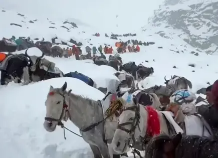 Rescate exitoso de excursionistas en el monte Everest tras tormenta de nieve