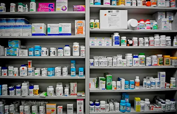 Revisan contratos de farmacéuticas
