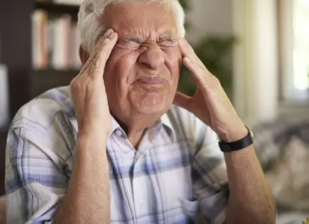 Síntomas de la migraña en adultos mayores: guía completa