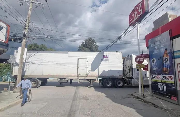 Tráiler derriba cables de la luz y teléfono