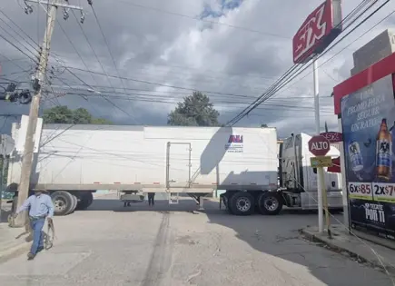 Tráiler derriba cables de la luz y teléfono