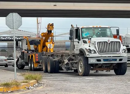 Caja de un camión se desprende en la Carr. 57 Caja de un camión se desprende en la Carr. 57