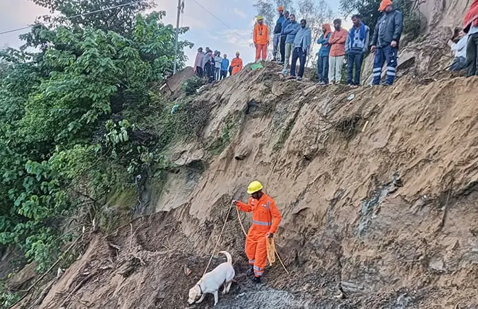 Deslizamiento golpea autobús en India