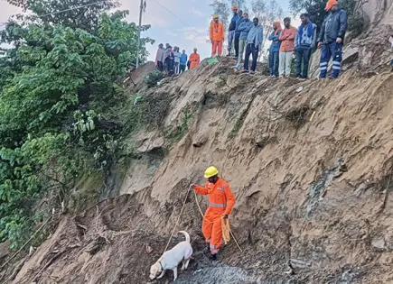 Deslizamiento golpea autobús en India