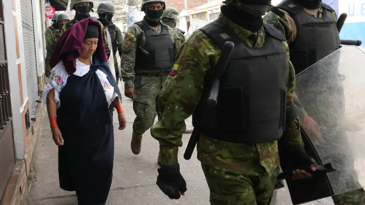 Despliegue militar en Quito ante protestas por alza del diésel