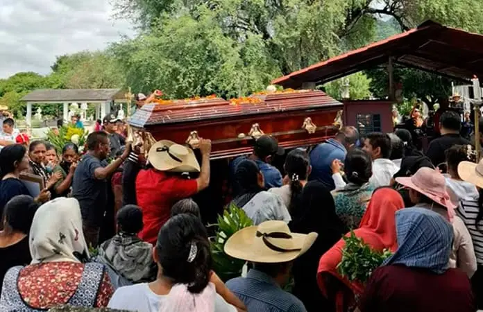 Entre aplausos y llanto, sepultan a cura