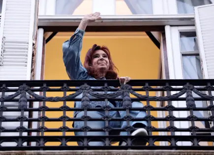 Expresidenta argentina saluda a seguidores tras condena por ataque