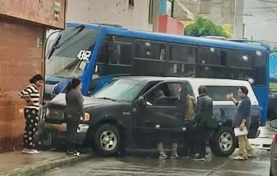 Fotos: Urbano y camioneta se van contra local tras chocar en Soledad