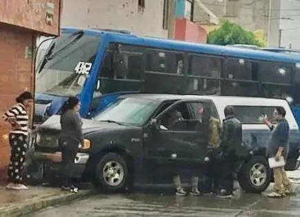 Fotos: Urbano y camioneta se van contra local tras chocar en Soledad