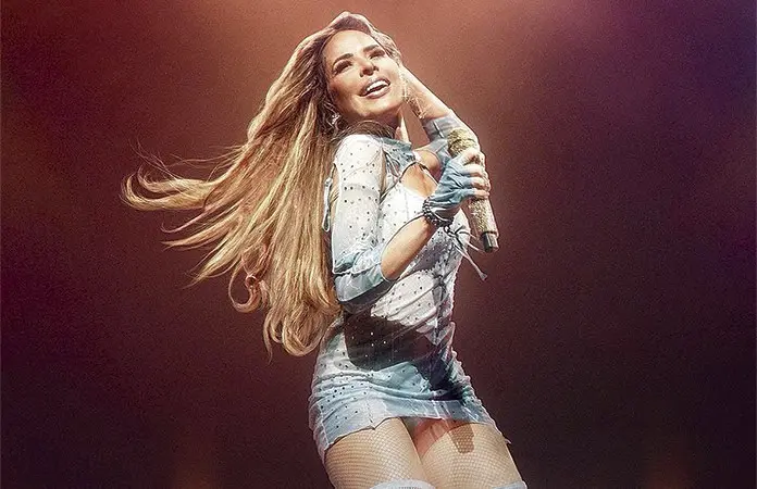 GLORIA TREVI SU GIRA EN UNA SERIE