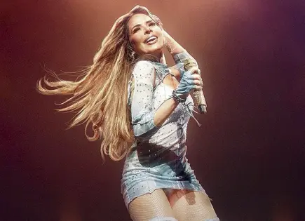 GLORIA TREVI SU GIRA EN UNA SERIE