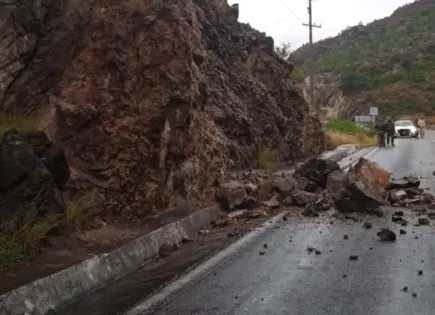 Reportan desgajamiento de cerro sobre carretera 80