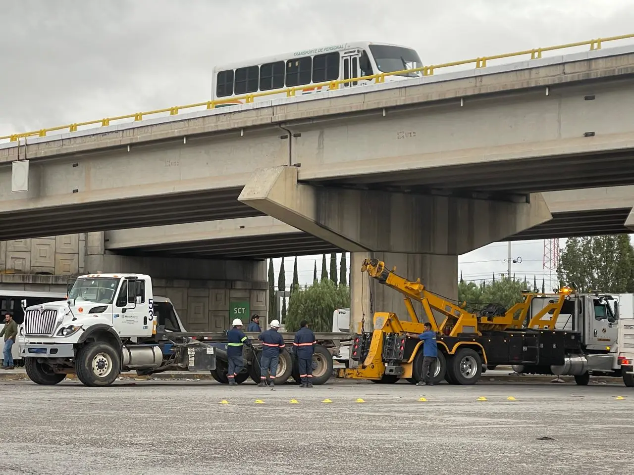 Se desprende caja de camión en la carretera 57 a la altura de La Pila